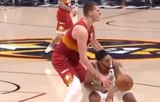 Nikola Jokić i Kameron Pejn 3.jpg