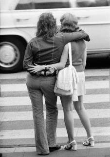 zagrljeni par prelazi ulicu