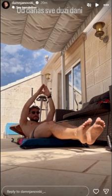 Peđa Dajmanović vežba na balkonu.jpg