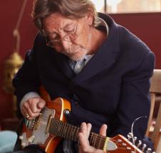 Kris Rija svira gitaru.jpg