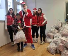 LOZNICA - Podela paketića Foto Crveni krst Loznica.jpg