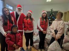 LOZNICA - Pakeići za 230 dece Foto Crveni krst Loznica.jpg