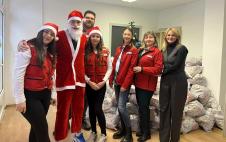 LOZNICA - Obradovali najmlađe Foto Crveni krst Loznica.jpg