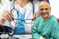 doktorka drži naočare u rukama a pored nje se nalazi sfigmomanometar/dr Siniša Babović, oftalmolog