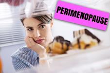 žena gleda zabrinuto u kolače iz frizidera/PERIMENOPAUZA