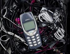 Nokia 3310 na gomili kablova