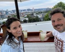 Eš Juzberg sa suprugom (4).png