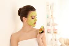 devojka drži masku za lice od avokada