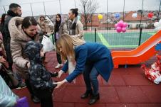 Ministarka Stamenkovski otvorila igralište i podelila paketiće u Kaluđerici