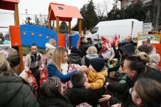 Ministarka Stamenkovski otvorila igralište i podelila paketiće u Kaluđerici