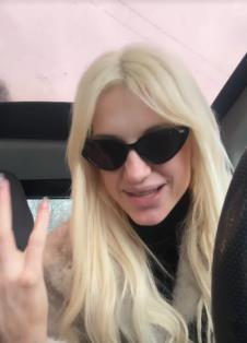 Glumica Anja Mit na put do kozmetičkog salona.jpg