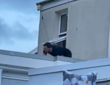 Muškarac beži kroz prozor visokospratnice.jpg