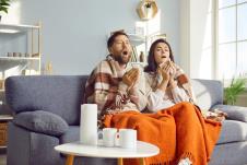 mladi par oboleo od gripa pod ćebetom kija