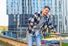 Mlad čovek ima stomačne probleme na putovanju - drži se za stomak