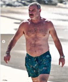 Lijev Šrajber na plaži - paparaco fotografije.jpg