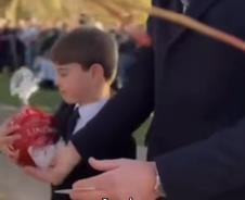 Princ Lui otima poklon princu Vilijamu