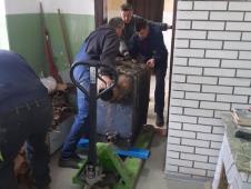 Foto OŠ Slobodan Sekulić - Ljubanje - poklonio kotao školi - montiranje kotla (1).jpg