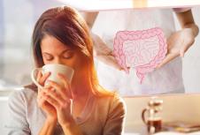 mlada žena pije jutarnju kafu/žena koja dži model creva