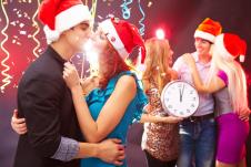 Parovi se ljube u ponoć za Novu godinu