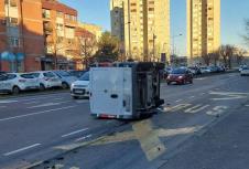 Novi Sad kombi se prevrnuo