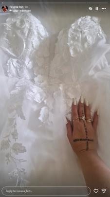 Nevena Hot blista u beloj venčanici na venčanju na Sejšelima (3).png