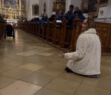 Simona Mijoković se na kolenima moli u crkvi