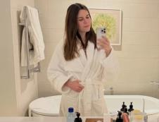 Anica Lazić - selfi u kupatilu.jpg