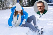 devojka u plavoj jakni sedi na snegu na trotoaru nakon pada zbog klizaja / Srđan Anđelkov fizioterapeut