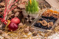 Božićna trpeza, suvo voće, žito i badnjak - kolaž fotografija