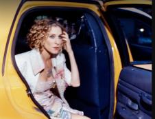 Sara Džesika Parker u taksiju u seriji Seks i grad