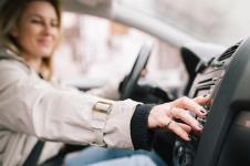 devojka gasi muziku u automobilu pre parkiranja