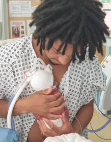 Verenik Džesi Nelson drži bebu u naručju