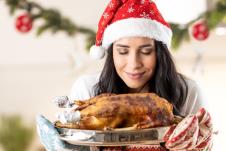 žena miriše piletinu