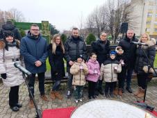 Zlatnici u rukama mališana Varvarina.jpg