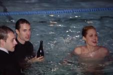 Anđelina Džoli skoila u bazen na dodeli Zlatnih globusa 1999. godine