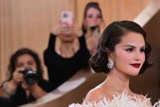 Selena Gomez u Šanel haljini na crvenom tepihu dodele Zlatnih globusa 2026