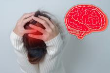 žena se presavila napred i drži se za glavu usled jakih bolova/model mozga