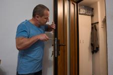 Majstor popravlja drvena vrata