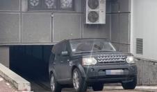 Policija je vozilima opkolila zgradu u kojoj živi Čeda Jovanović, pokušavaju da uđu u stan