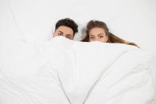 krevet dečko devojka par u krevetu