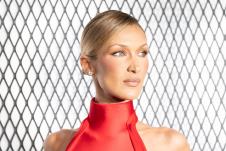 Bela Hadid u crvenoj Skiapareli haljini na premijeri filma Lepotica