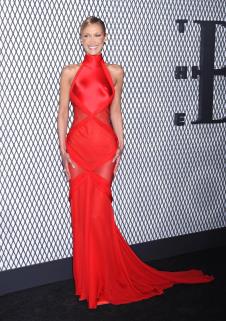 Bela Hadid u crvenoj Skiapareli haljini na premijeri filma The Beauty