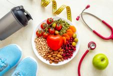 tanjir za namirnicama za zdravlje srca, patike, stetoskop, zelena jabuka, metar, flašica za vodu