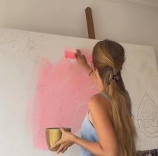 Suzan Delilović sa četkicom u rukama u svom studiju u Splitu (2).png