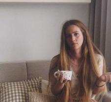 Suzan Delilović sa četkicom u rukama u svom studiju u Splitu (5).png