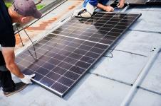 solarni paneli postavljanje panela radnici solarne ploče