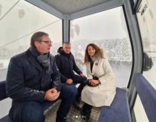 Gold gondola-Vucic, Stamatovic i ministarka u kabini.jpg