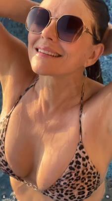 Elizabet Harli u leopard bikiniju (2).png