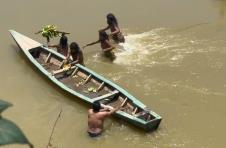 Nekontaktirano amazonsko pleme izlazi na plažu (3).png