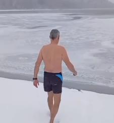 Muškarac uskače u zaleđeno Vlasinsko jezero